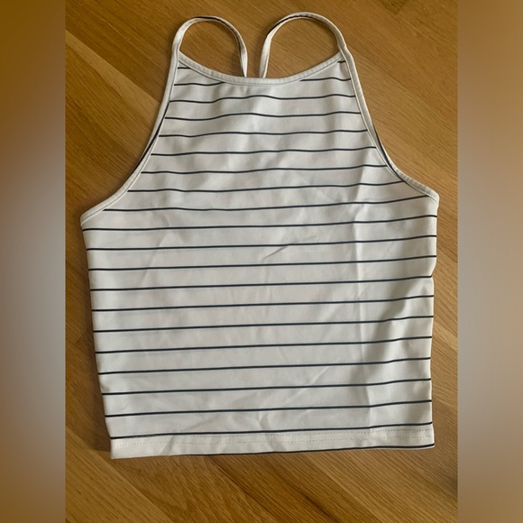 Crop Top Black And White Stripes - Picture 2 of 3